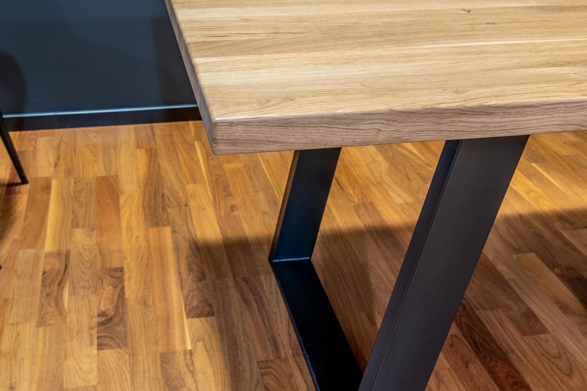 Abbildung Esstisch Rodrik Detailansicht