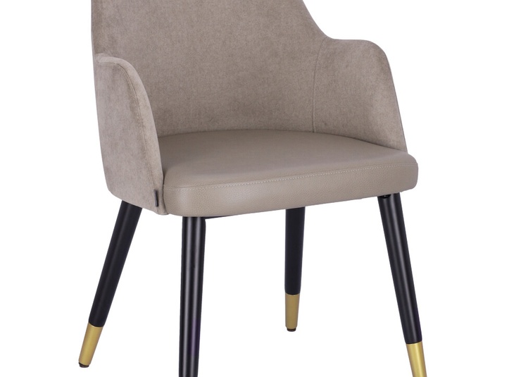 Abbildung Armlehnstuhl Hada Schrägansicht